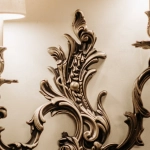 Блэкджек в казино с картами и фишками на игровом столе