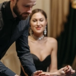 Бездепозитные бонусы казино и игральные фишки на столе